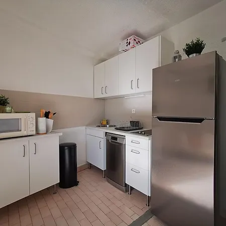 Apartment 4 Personnes En Bord De Au Lavandou Avec Parking - Fr-1-803-89